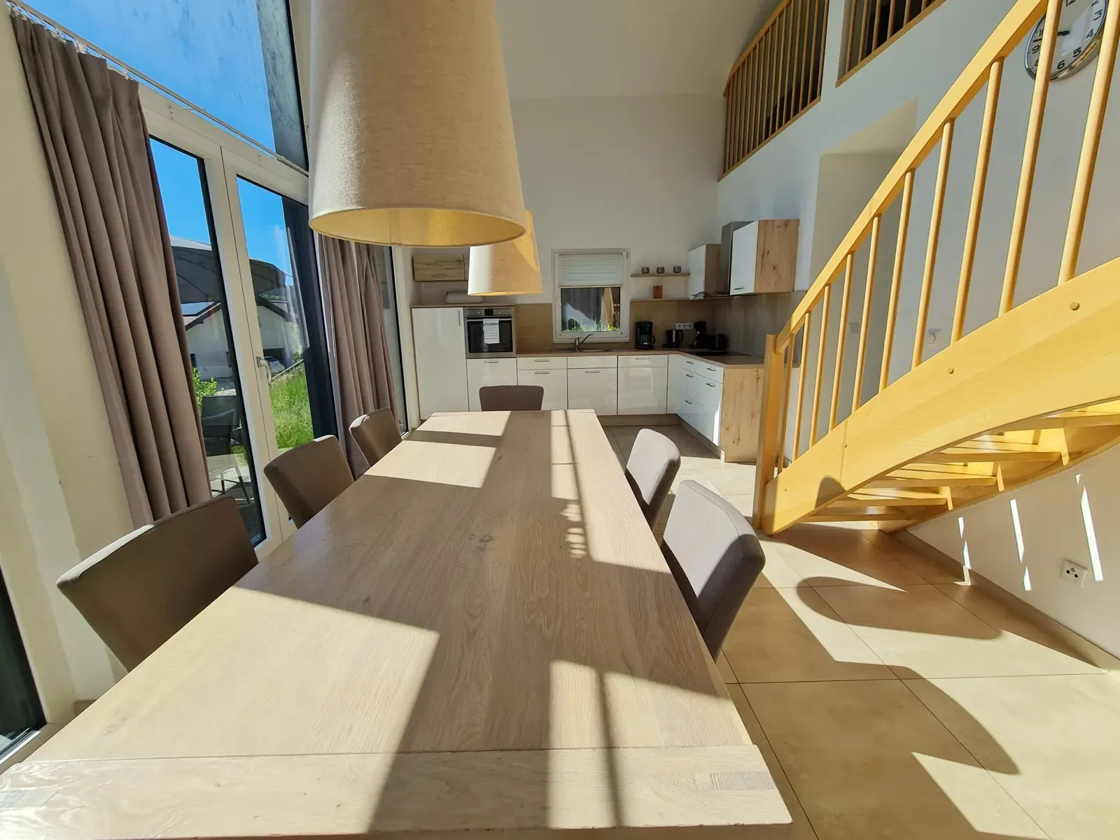 Haus 7: Buchenholztreppe zur Empore