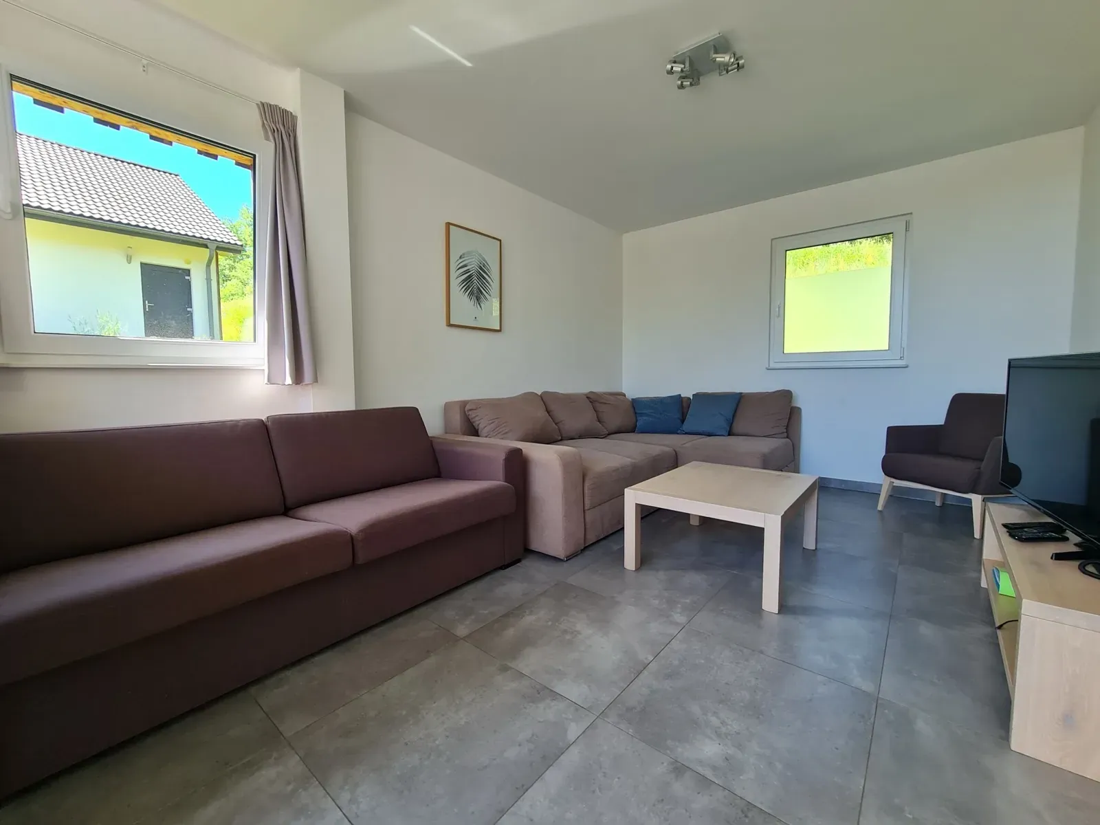 Haus 9: TV-Lounge mit zwei Sofas