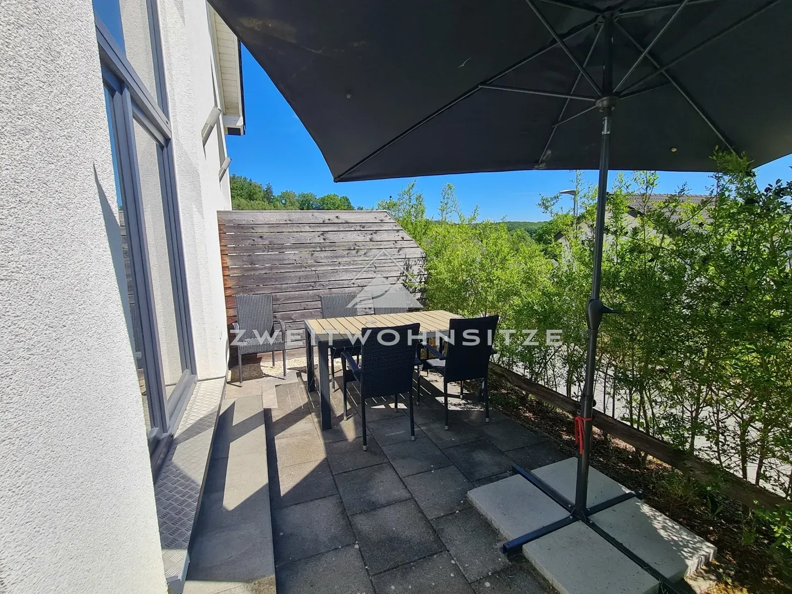 Haus 2a: Terrasse mit Sonnenschirm