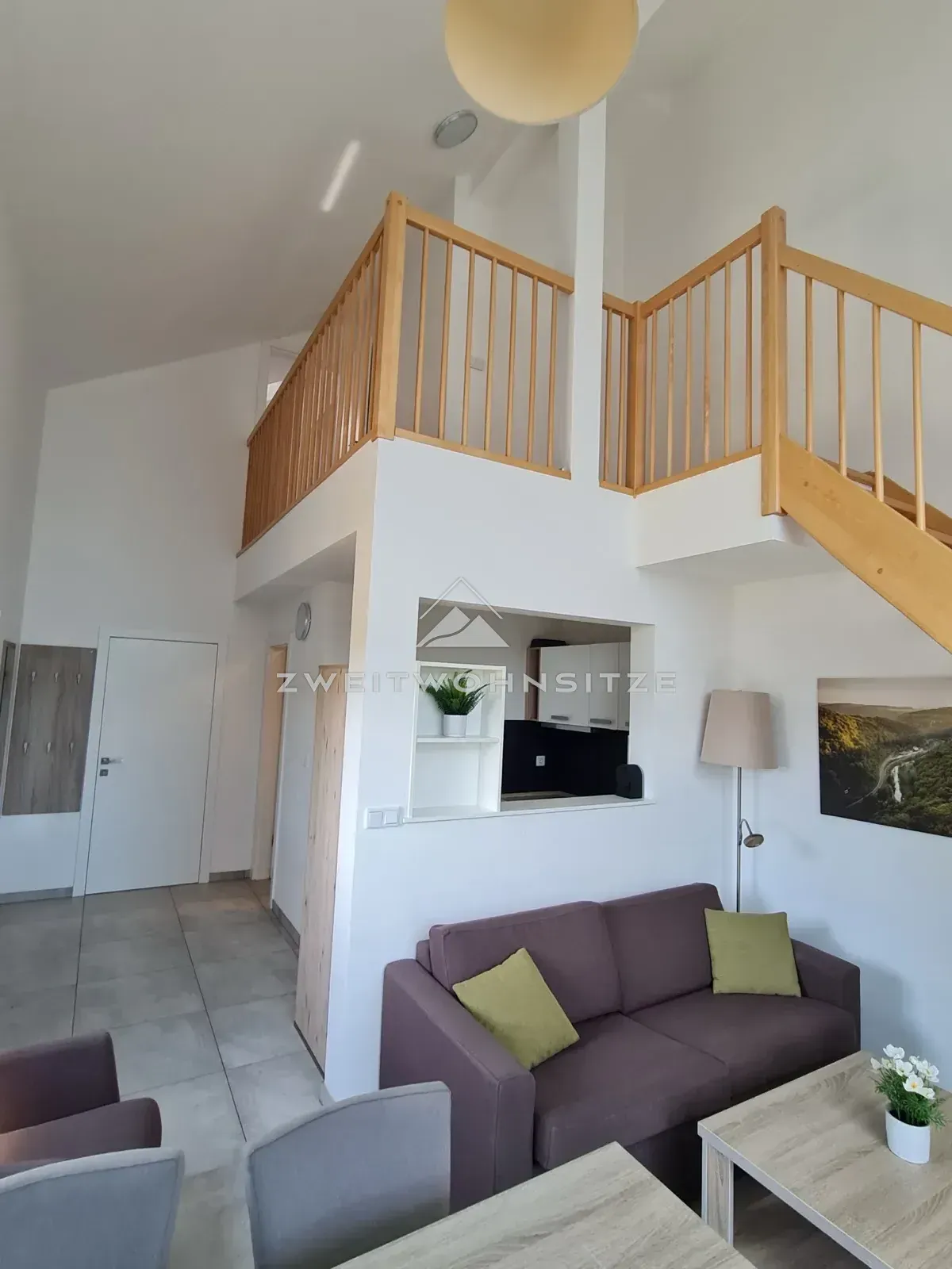 Haus 2a: Offene Galerie mit Buchenholztreppe