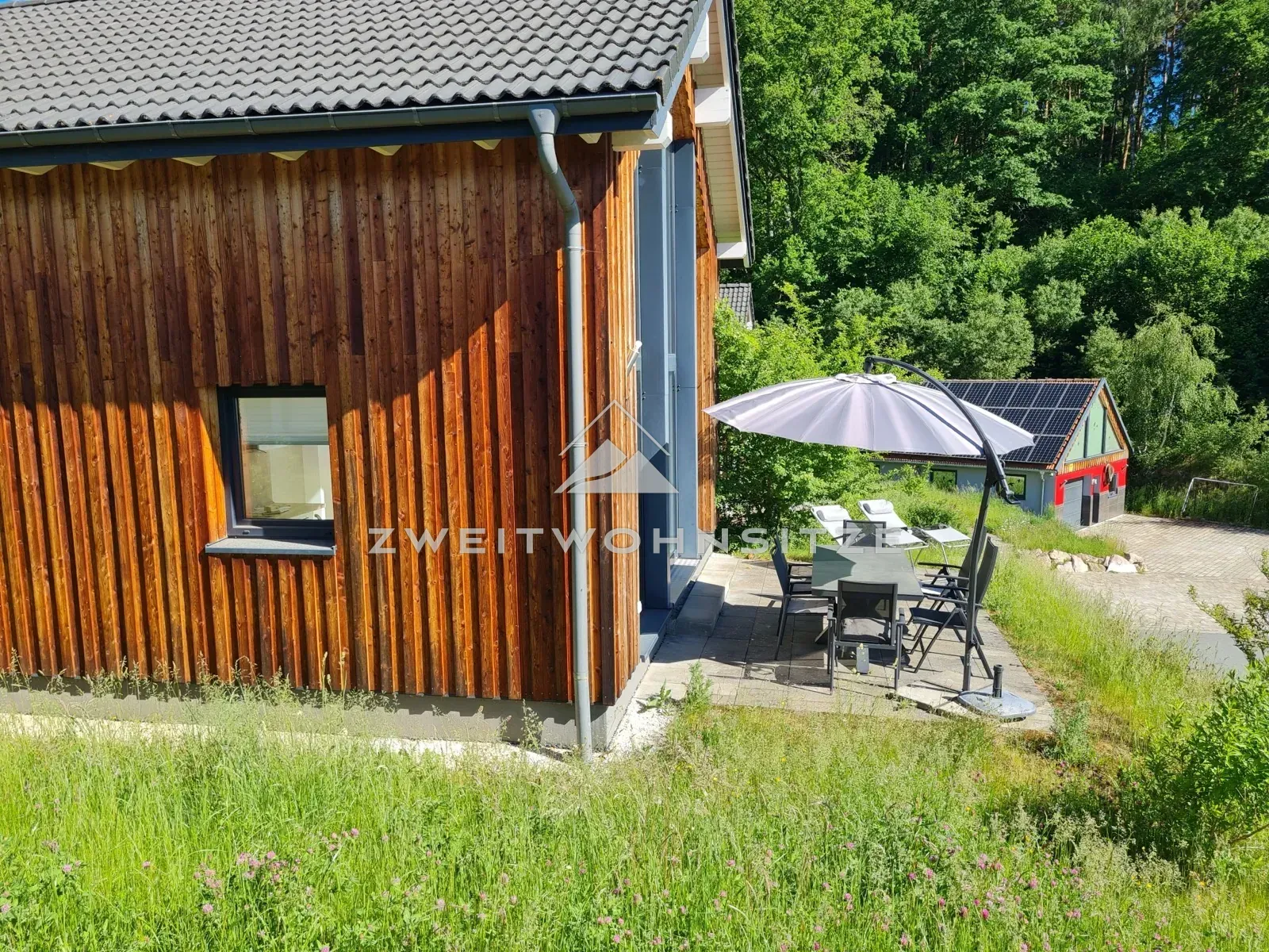 Haus 7: Lärchenholzfassade und Terrasse