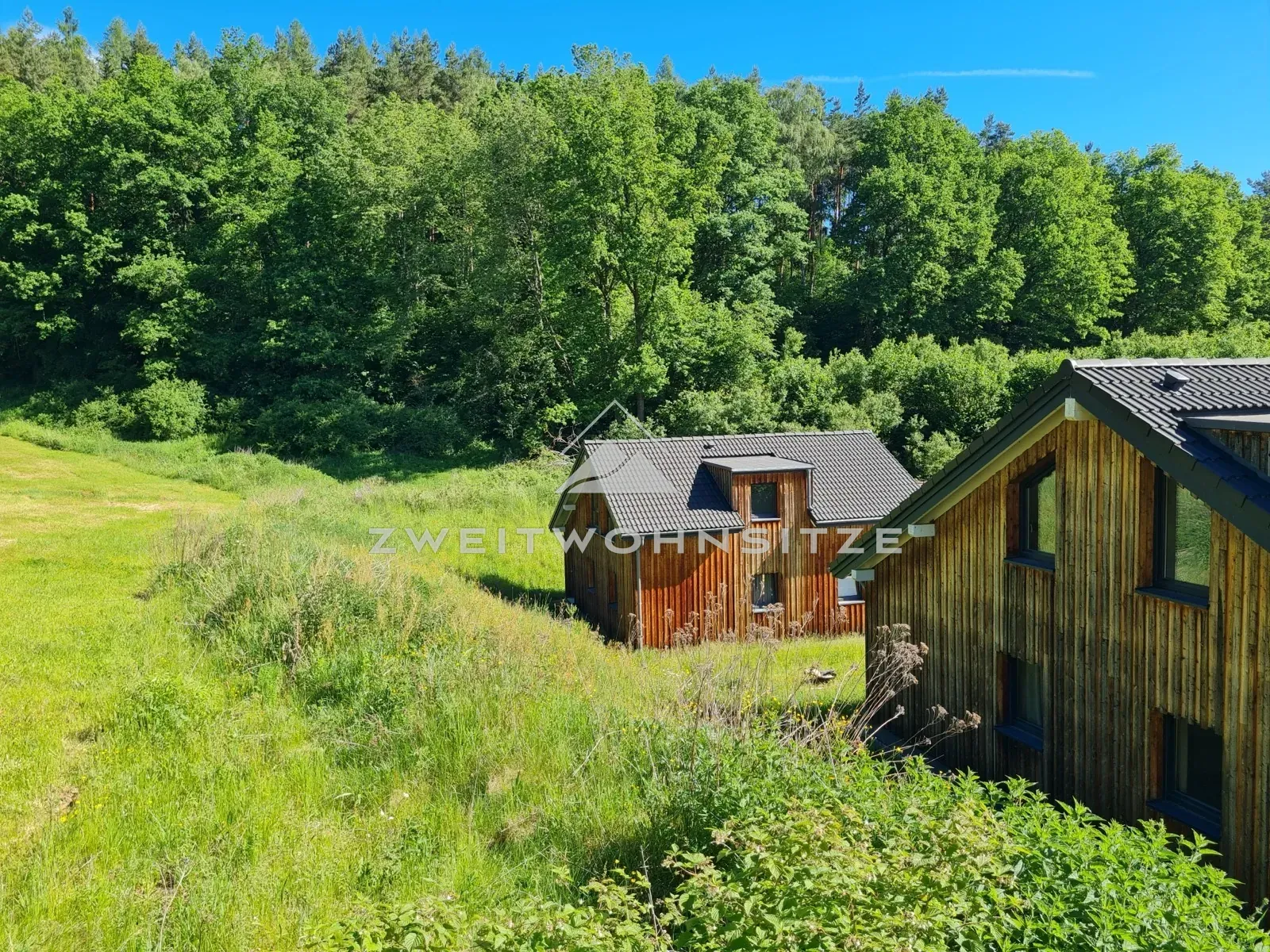 Haus 7: Rückansicht mit Wiesenhang