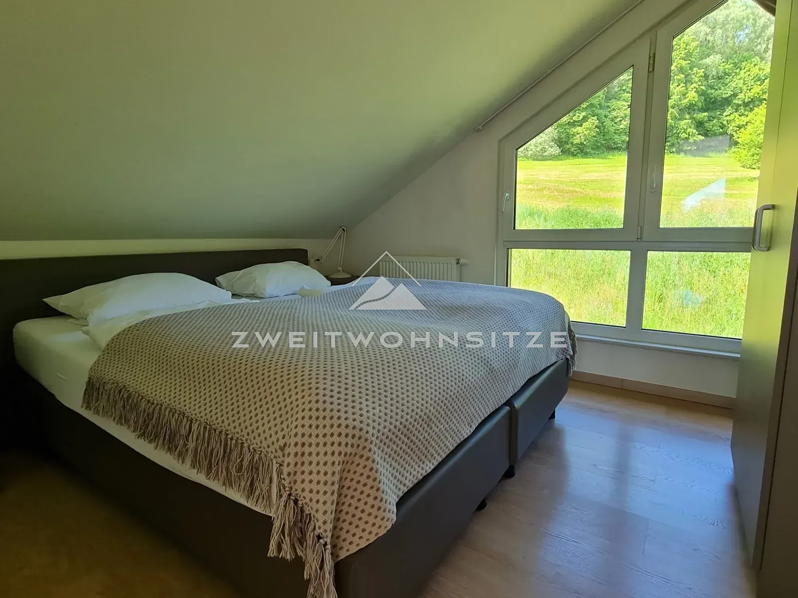 Haus 9: Schlafzimmer mit Giebelfenster