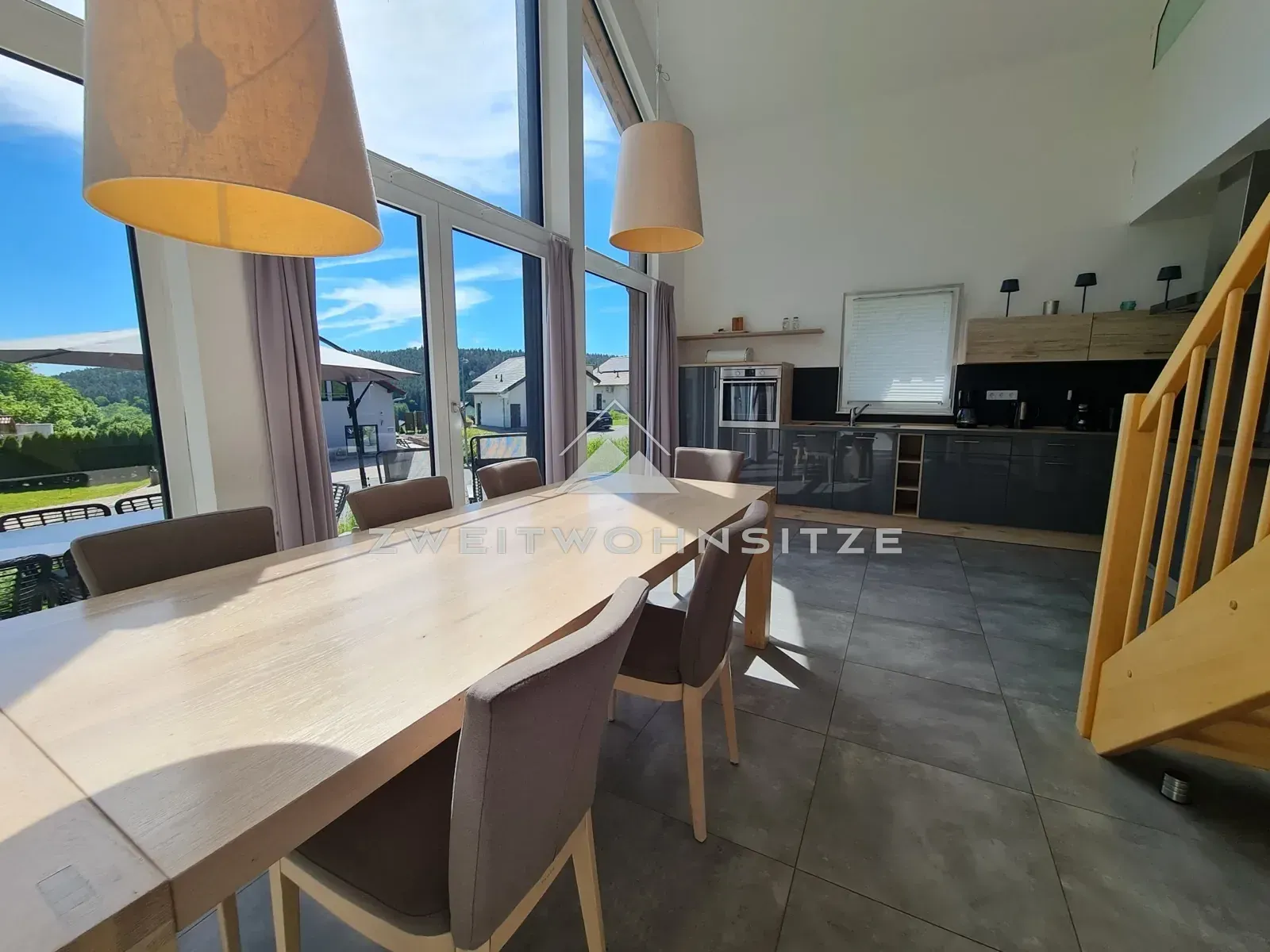 Haus 9: Essbereich mit hoher Decke