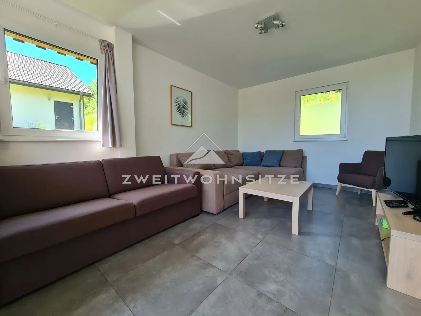 Haus 9: TV-Lounge mit zwei Sofas