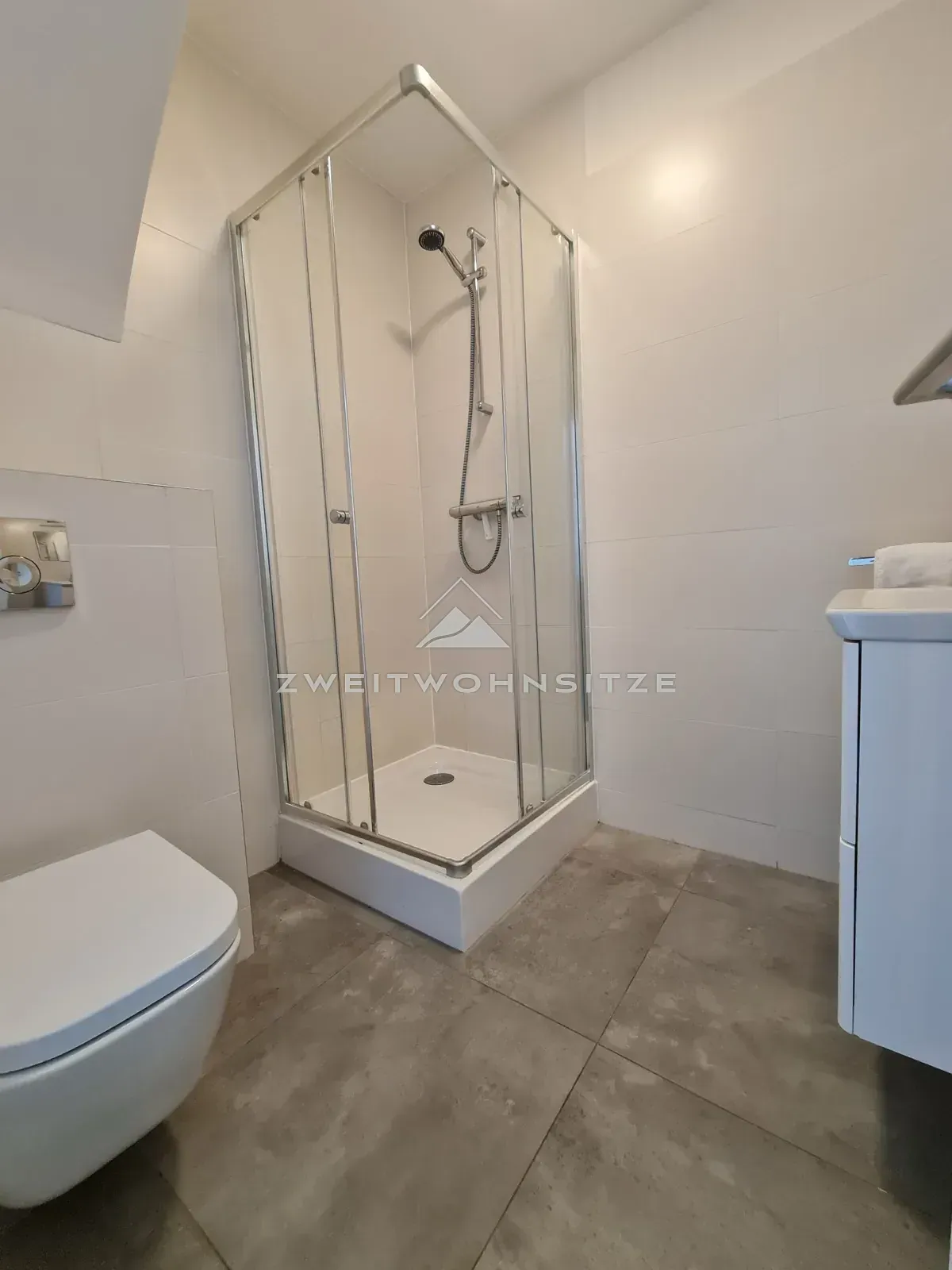 Haus 9: Großes Bad mit Wanne und Dusche
